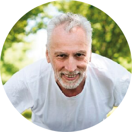 "A lo largo de mi carrera como abogado, siempre he estado enfocado en el trabajo y las responsabilidades, pero con el tiempo empecé a sentir el peso del estrés y el desgaste físico. Fue entonces cuando decidí probar el pilates y el yoga, y puedo afirmar que han transformado mi vida de maneras que nunca imaginé."